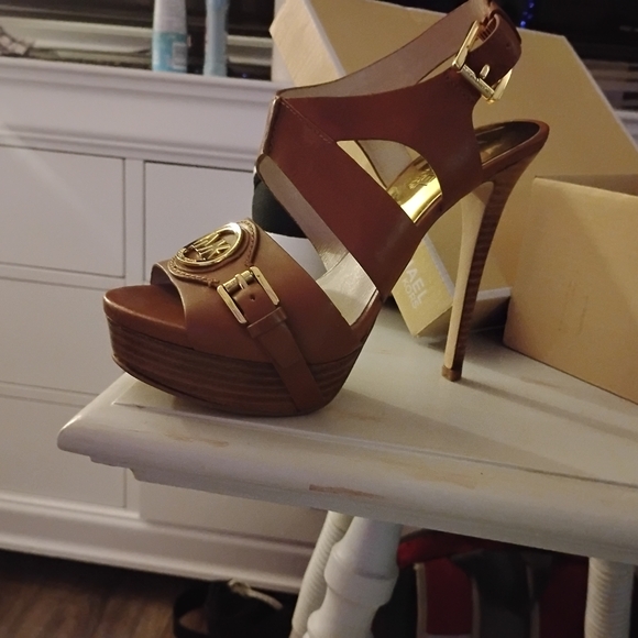 Michael Kors Tan Platform Sandals - Picture 4 of 4